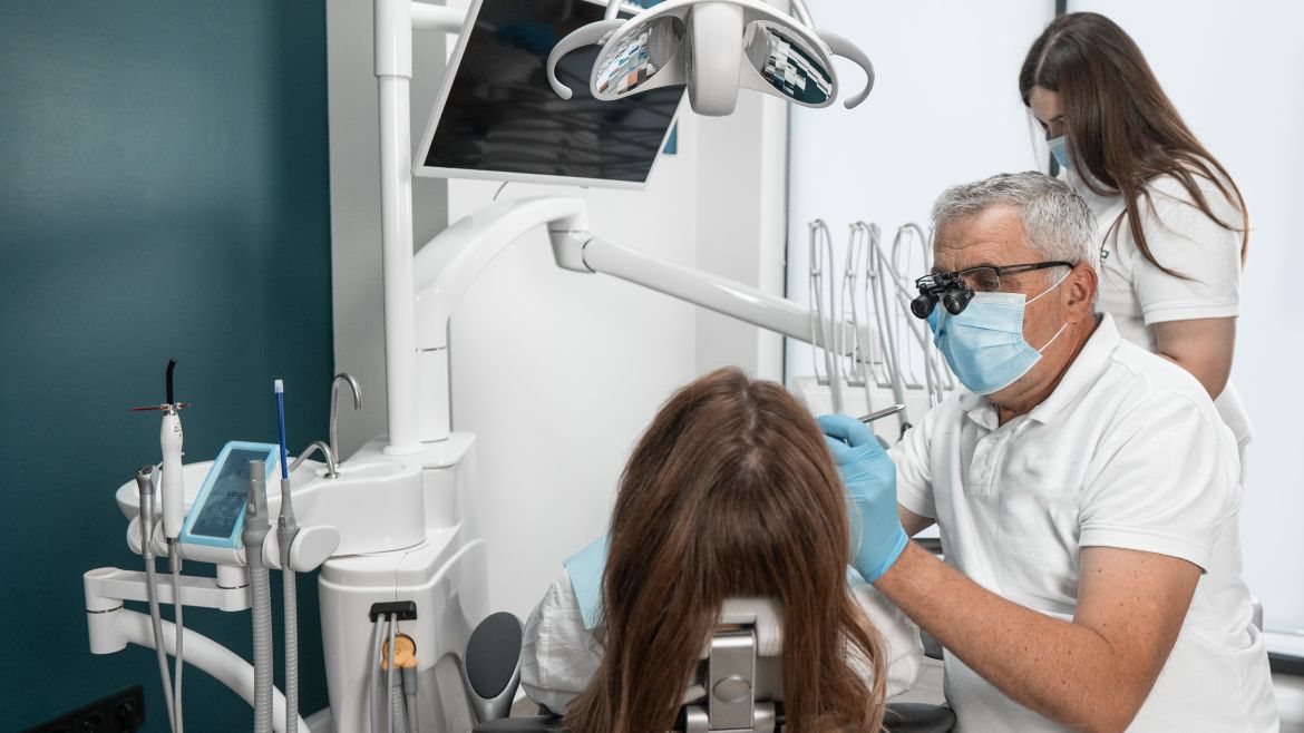 Das Entfernen der Weisheitszähne ist ein oft durchgeführter Eingriff.